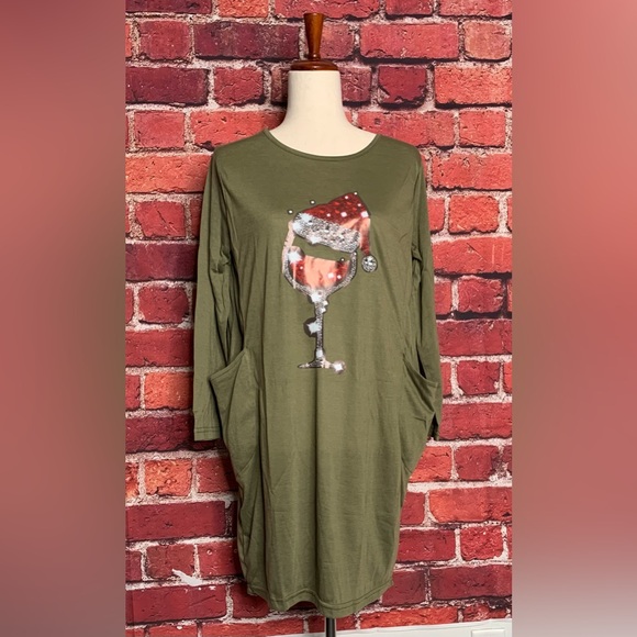 3/$20 NWOT Women’s Green Christmas Wine oversized lightweight dress nightshirt - Picture 3 of 7